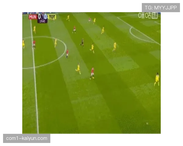 曼联战术因红牌被迫调整 十人防守体系的重建挑战